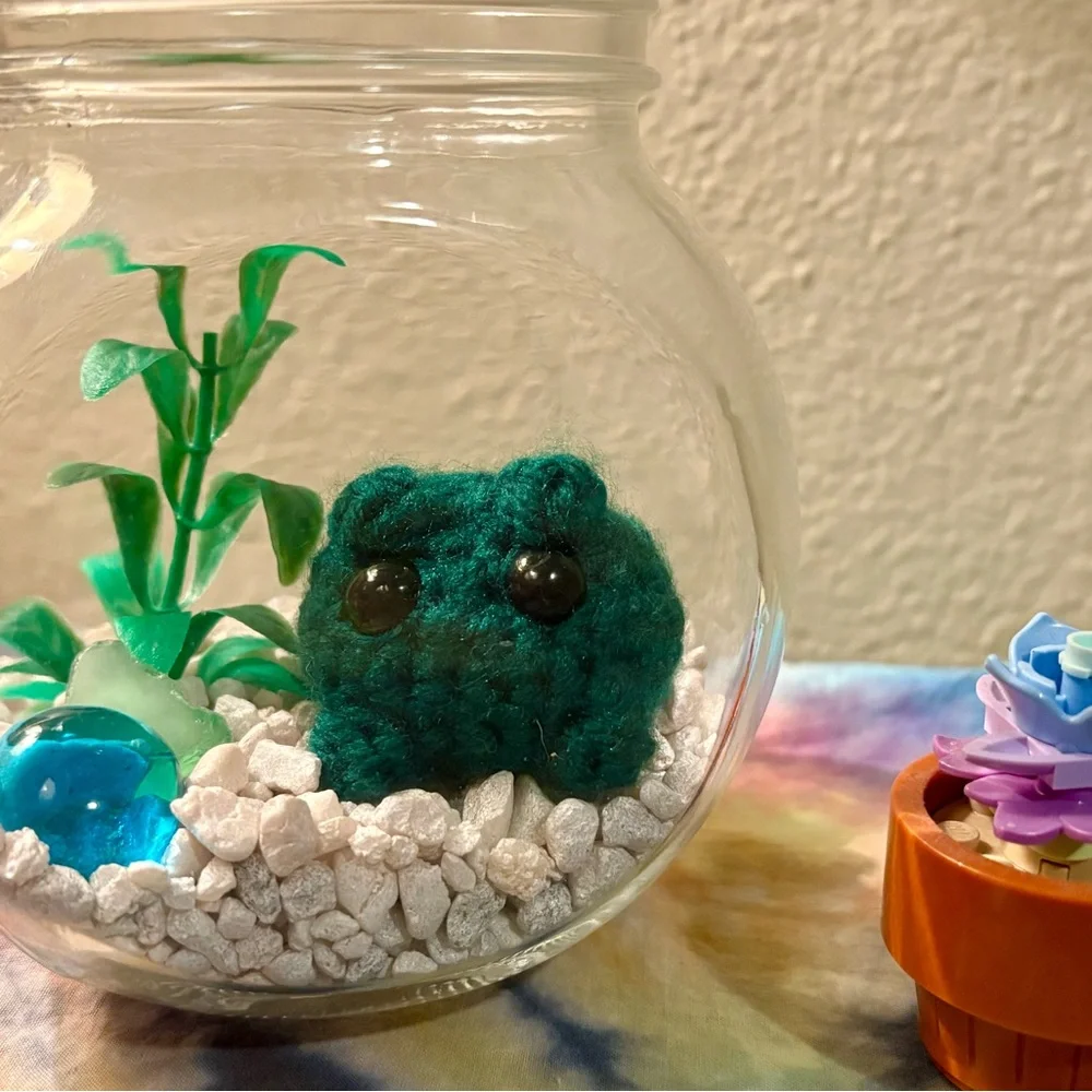 Handmade tiny frog crochet desk pets with tank